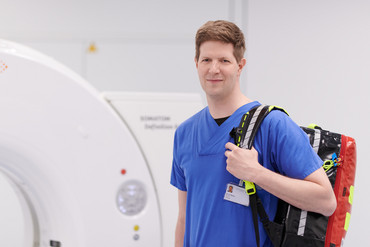 Arzt der Neurologie steht vor einem MRT